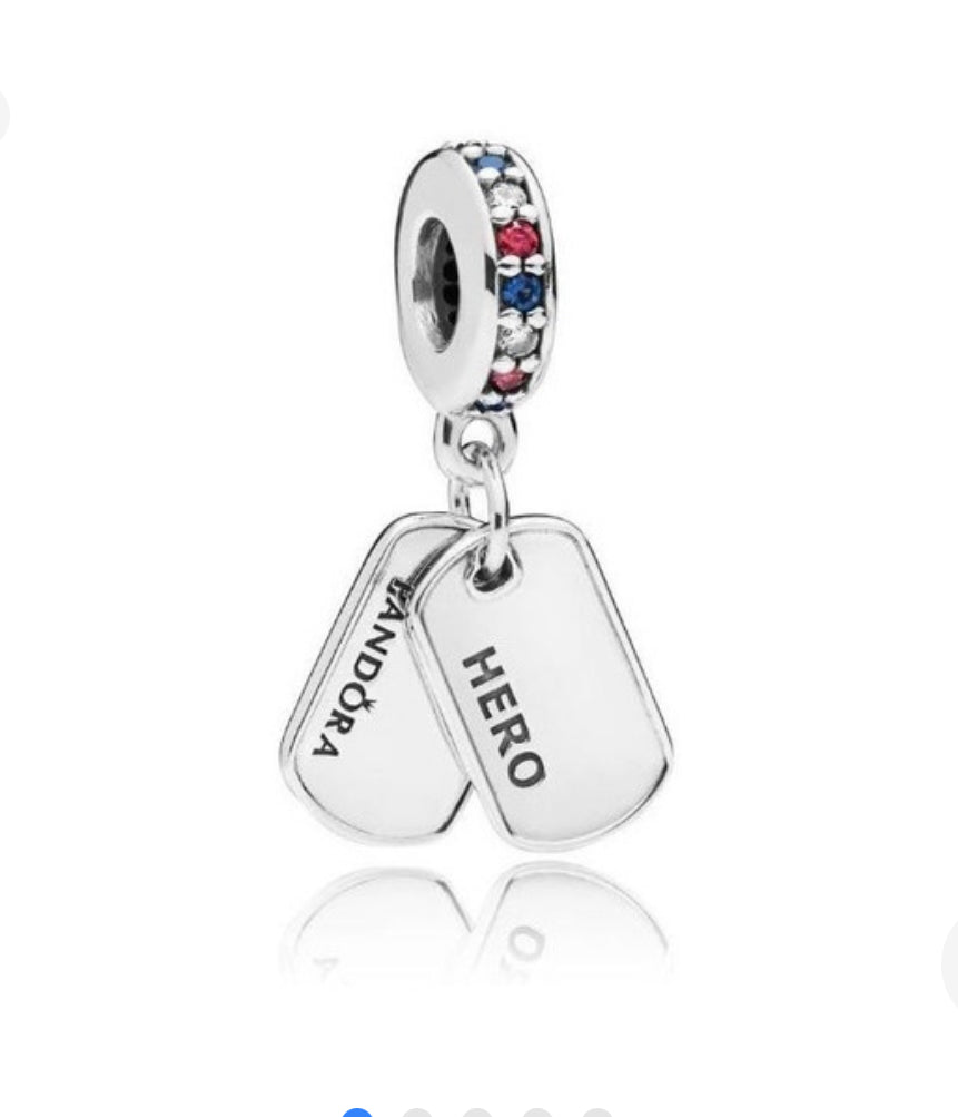 Charm placa de héroe