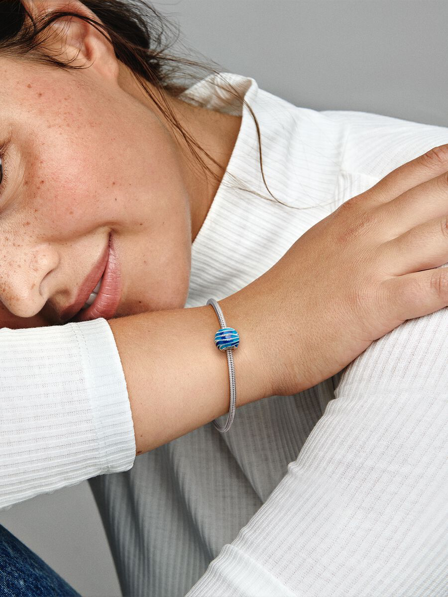 Charm Remolino con esmalte azul y azul agua transparente