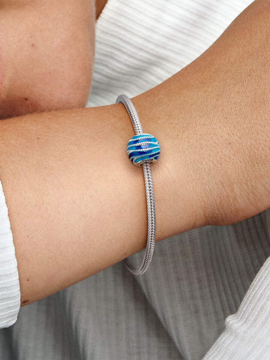Charm Remolino con esmalte azul y azul agua transparente